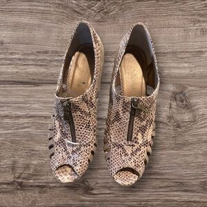 Vaneli Women’s Snakeskin Suede Heels Sandals Size 7.5M